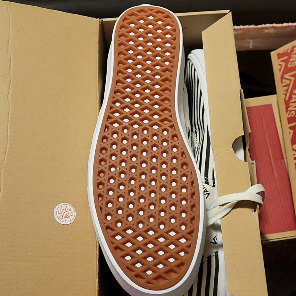 NEW VANS shoes - Picture 3 of 4